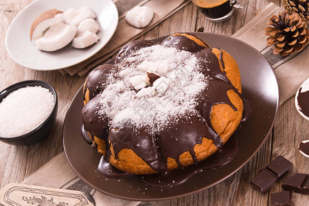 巧克力椰子蛋糕加糖粉图片