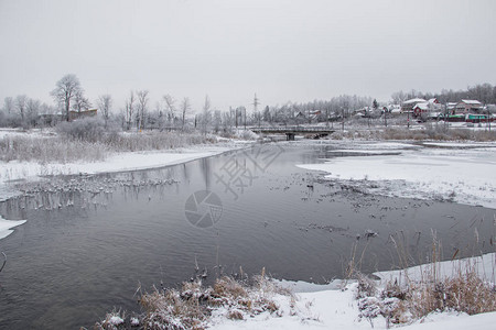 河上的冬季景观雪景图雪和河阴图片