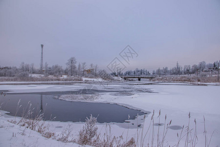 河上的冬季景观雪景图雪和河阴图片