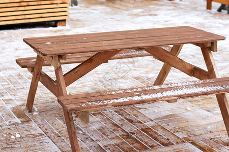 冬季在雪地上户外野餐桌和长椅的木制图片