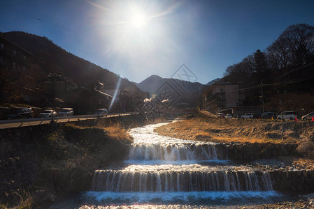 温泉瀑布日本长野雅马努吉Yamanouchi的早宁市有西布翁森城市背景的连锁水河背景