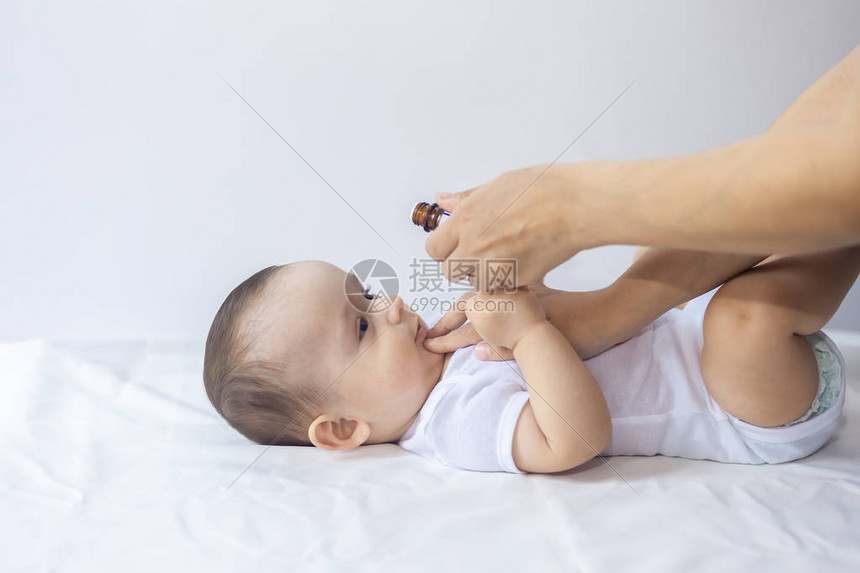 医生给新生婴儿接种轮状疫苗儿童免疫在临床上几乎没有下降男婴从一个小瓶子里得到药免疫苗接图片