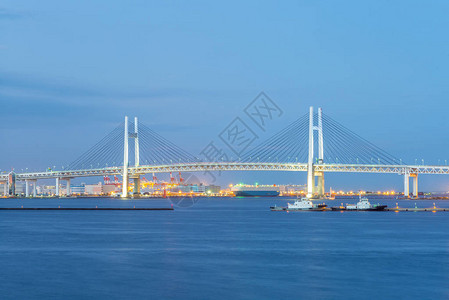 黄昏的日本横滨湾大桥图片