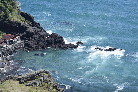 济州岛美丽的岩石海滩图片