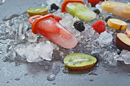 水果冰块上的水果块图片