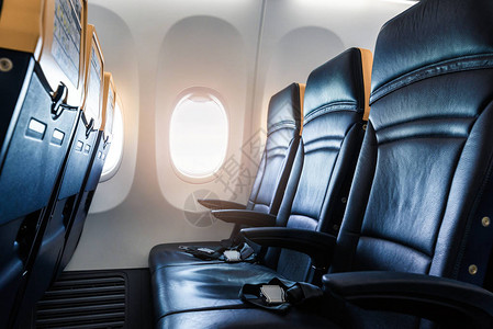 飞机内部带现代皮椅的机舱供飞机乘客使用图片