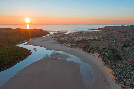 日落时从葡萄牙西海岸的阿摩图片