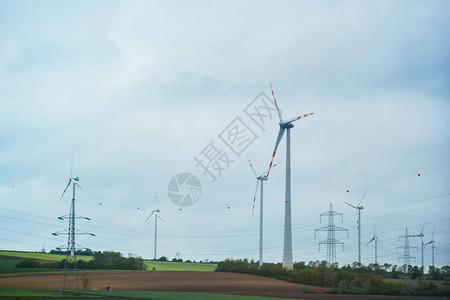 风力发电机农场来自可再生能源的替代能源环图片