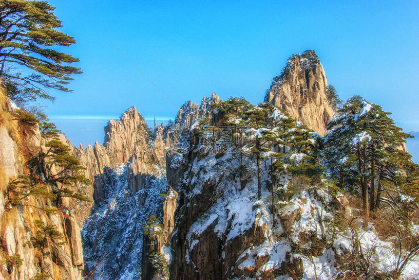 黄山是东部安徽省南部的山脉该地区以风景奇形怪状的花岗岩山峰黄山松树温泉冬雪和俯瞰云霄图片