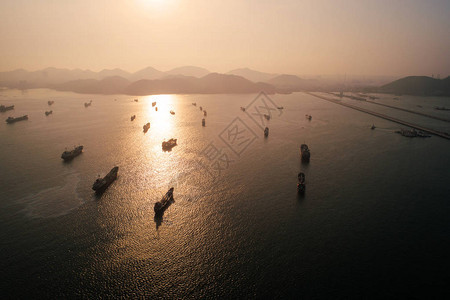 鸟瞰海港集装箱货物装载船在进出口业务物流中货物运输航运业务物流贸易港口和运图片