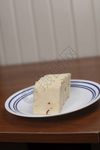 在一个小盘子上切片胡椒杰克奶酪高清图片