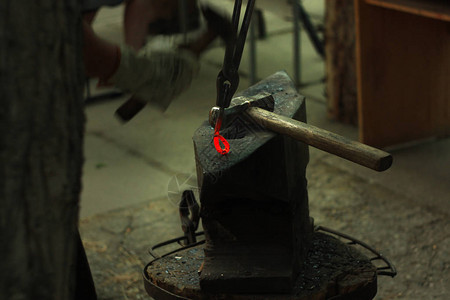 铁匠的铁砧由锻钢或铸钢制成铁匠的炉子锻钢设备铁匠工艺节图片