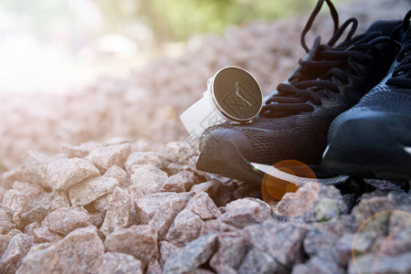 跑鞋上的运动量来找到和铁人三项运动手表用于跟踪日常活动和力量训图片