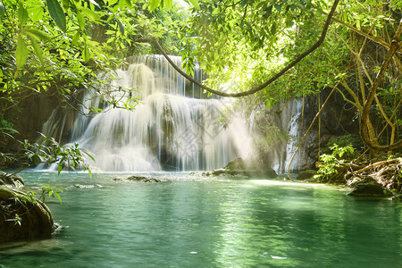 泰国Kanchanaburi的Huaymaekamin瀑布背景清新与放松图片