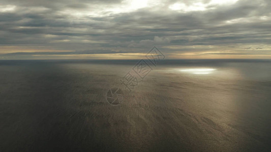 戏剧天空与海面上空的云彩在海洋的日落海景暑假和图片