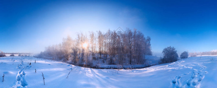 寒冬河边清晨全景太阳穿图片