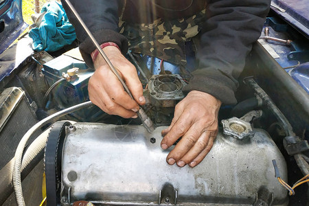 汽车修理工打开了一辆旧车的发动机盖图片