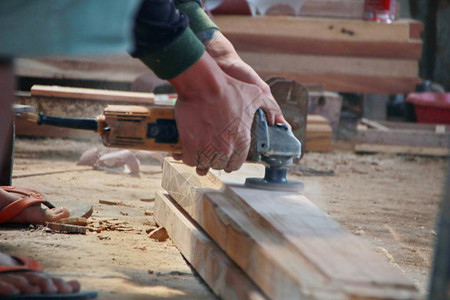 木匠在木工店从事木工机械的工作这个人在一家木工店图片