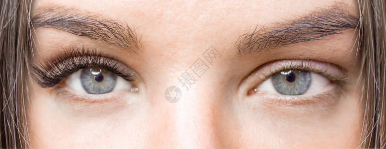 睫毛延长手术前后长假睫毛的女人眼睛特写微距镜头背景图片