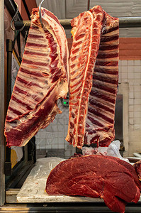 市场摊位上的肉类展示图片