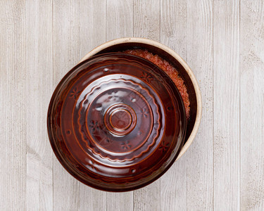 一锅传统东欧炖的陶瓷锅图片