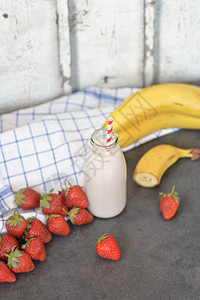 以草莓和香蕉为家制奶昔自制奶昔作为夏图片