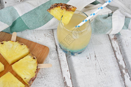用菠萝制成的夏季饮料图片