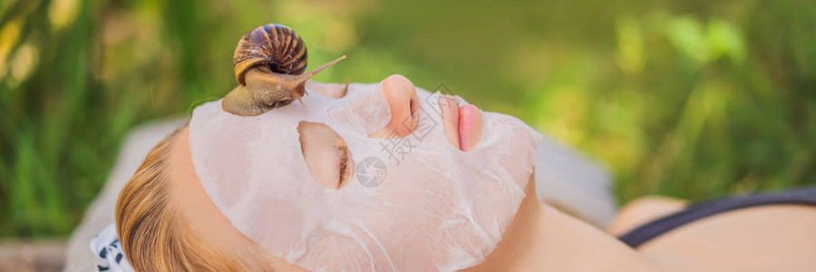 年轻女子用蜗牛粘液制作面膜蜗牛在面膜上爬行横幅图片