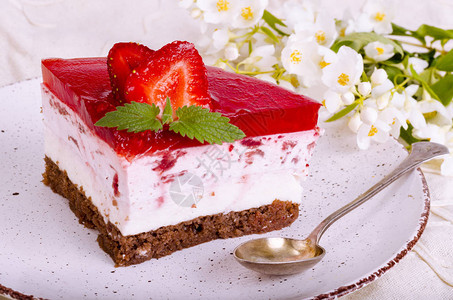 手工制作的草莓慕斯蛋糕图片