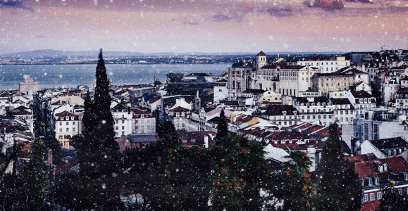 葡萄牙里斯本雪景城市景观俯瞰拜萨市区图片