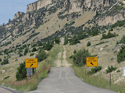 中度关闭悬崖边的跑道卡车坡道以防止在怀俄明州比霍图片