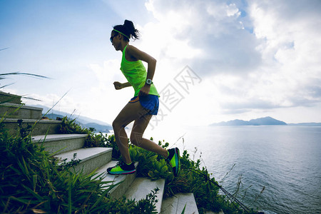 执着的女在海边山背景图片