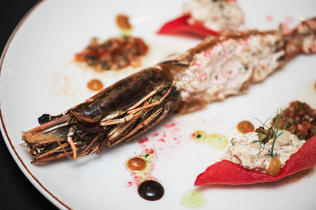 北极甜虾桌上有煮鱼和填充的龙虾背景