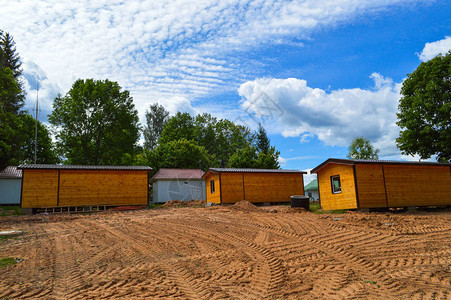 建造郊区模块化速生房建筑小屋的小黄木框架预制生态房背景图片