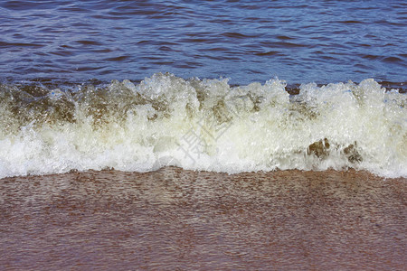 拉多加沙滩上的海浪图片