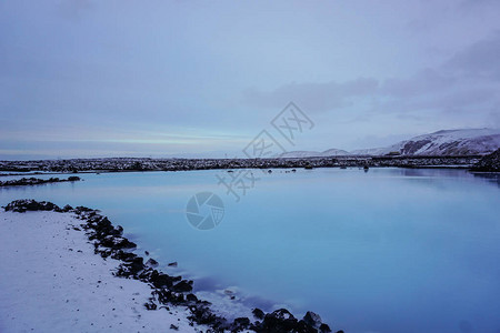 冬天蓝色泻湖地区的蓝色图片