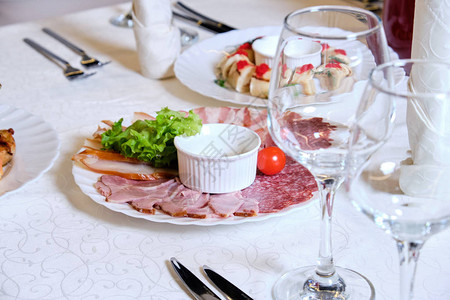 冷盘配美味的意大利腊肠火腿片沙拉和蔬菜肉盘精选在餐桌上图片