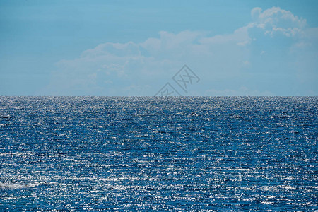 海线和开阔天空中光亮的阳光反图片