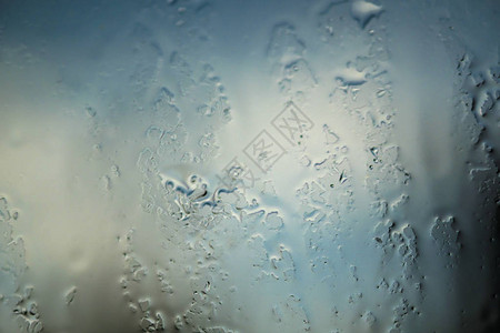 窗户上下着大雨图片