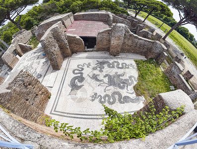 在OstiaAntica的考古发掘中欣赏Nettuno温泉浴场的全景背景