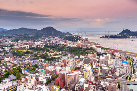 丽江观音峡登门海峡上空的日本天线Shimo背景