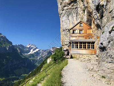 瑞士阿彭策尔兰州Appenzellland地区Ascher悬崖下Ebenalp山和Appenzellland区Ascher悬崖下图片