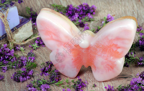 木桌上的手工肥皂蝴蝶形状的手工皂图片