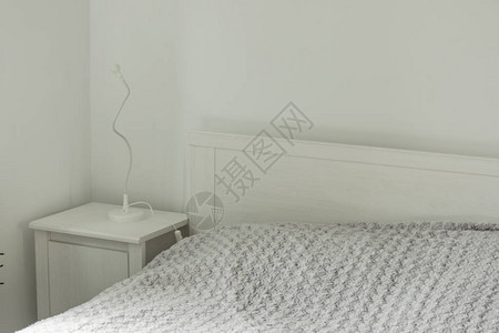 卧室里的大床是白色的图片