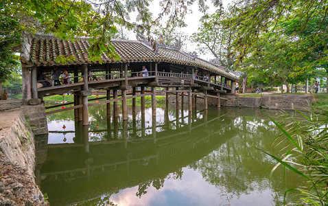 旧木桥横跨河流支部图片