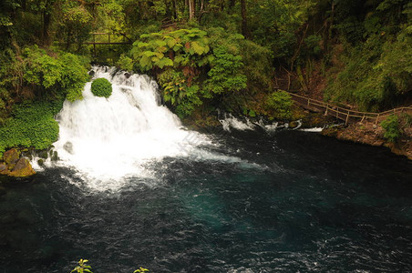 智利Pucon省Huerquehue和Puyehue公园的瀑布图片