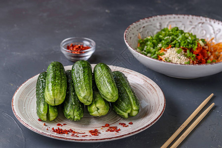 制作韩国传统黄瓜泡菜小吃的产品图片