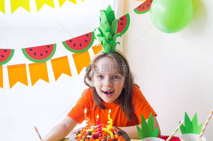 女孩们庆祝他们的生日孩子吹灭蛋糕上的蜡烛水果派对菠萝西瓜装儿童节图片
