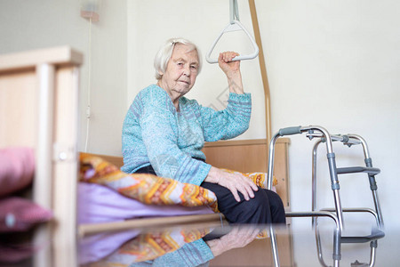 96岁的老年妇女坐在临终关怀的医疗床上对老年人概念的姑息医疗保健支图片