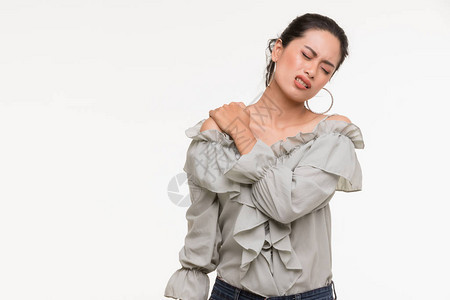 近距离拍摄的亚裔妇女颈部疼痛图片